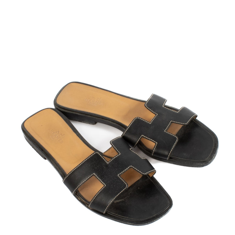 Shop safe online at Labellov in Antwerp, Brussels and Knokke these 100% authentic second hand Hermès Black Oran Sandals - size 38. Veiling online tweedehands authentieke Hermès Black Oran Sandals kopen bij Labellov.