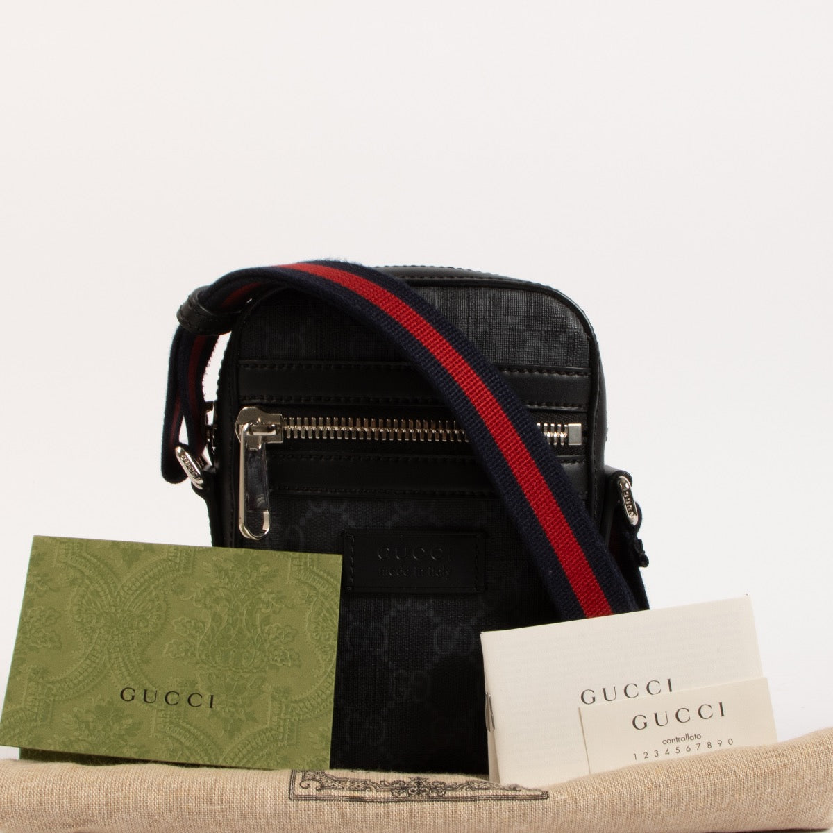 Shop safe online at Labellov in Antwerp, Brussels and Knokke this 100% authentic second hand Gucci GG Supreme Messenger Bag