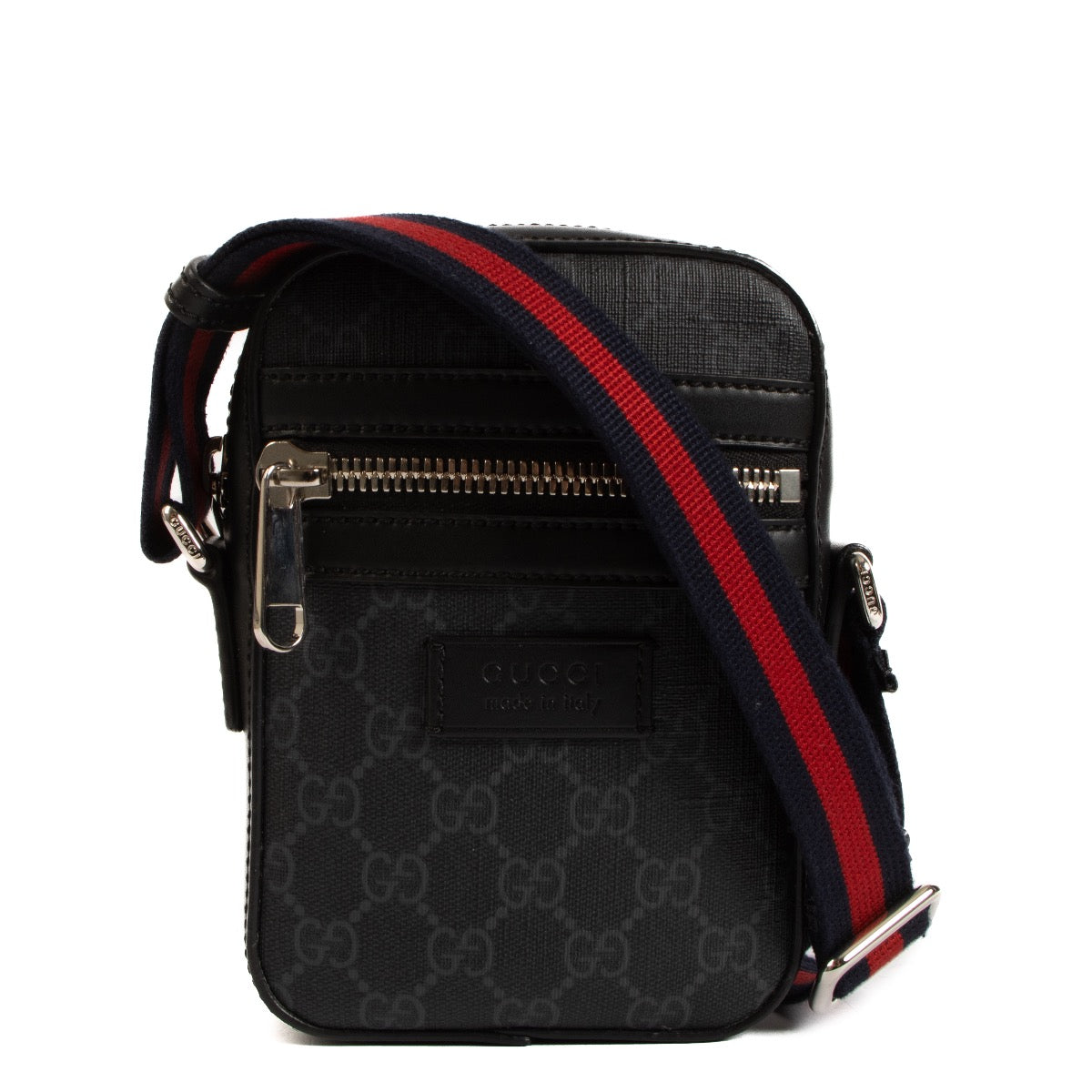 Shop safe online at Labellov in Antwerp, Brussels and Knokke this 100% authentic second hand Gucci GG Supreme Messenger Bag