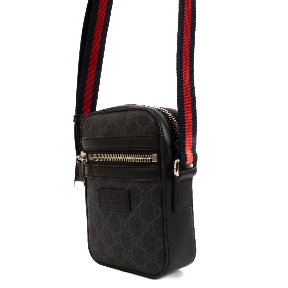 Shop safe online at Labellov in Antwerp, Brussels and Knokke this 100% authentic second hand Gucci GG Supreme Messenger Bag