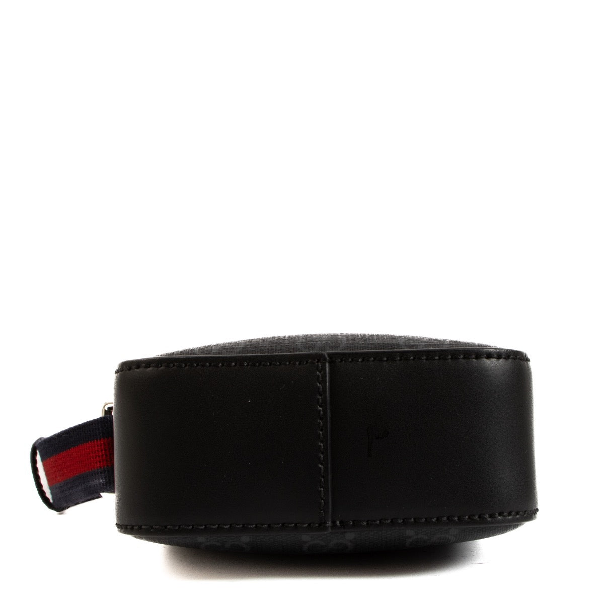 Shop safe online at Labellov in Antwerp, Brussels and Knokke this 100% authentic second hand Gucci GG Supreme Messenger Bag