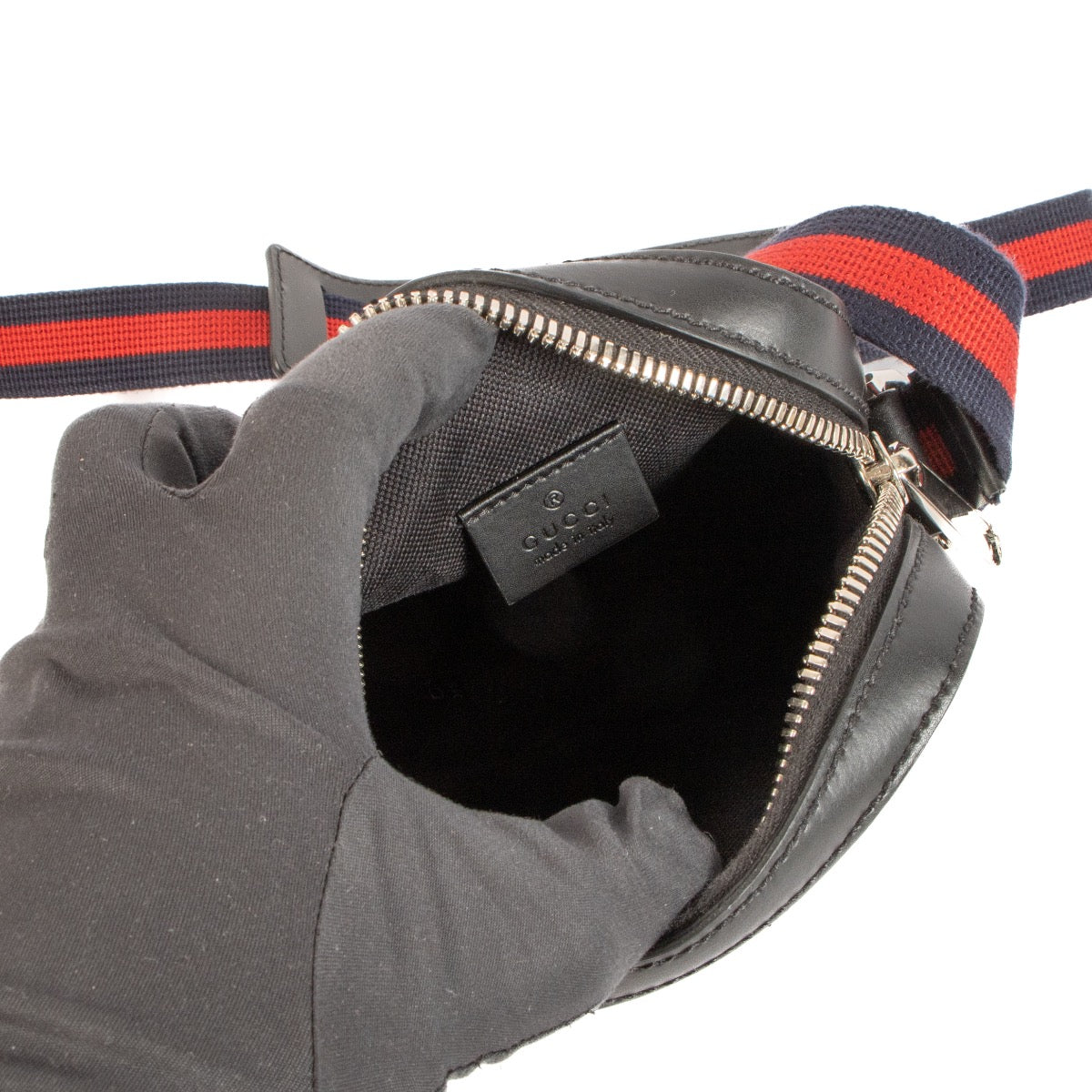 Shop safe online at Labellov in Antwerp, Brussels and Knokke this 100% authentic second hand Gucci GG Supreme Messenger Bag
