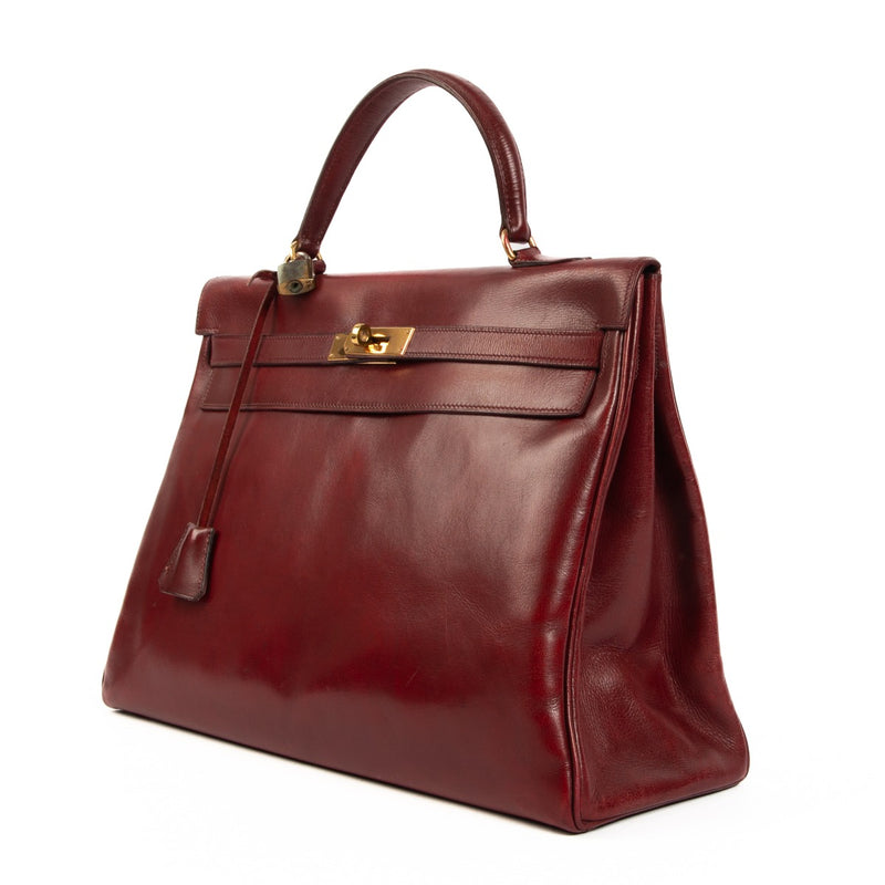 Hermès Kelly 35 Box Calf Burgundy GHW for the best price at Labellov secondhand luxury in Antwerp. Are you looking for an authentic designer bag?