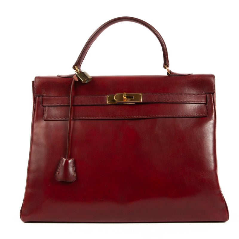 Hermès Kelly 35 Box Calf Burgundy GHW for the best price at Labellov secondhand luxury in Antwerp. We buy and sell your designer bags for the best price.