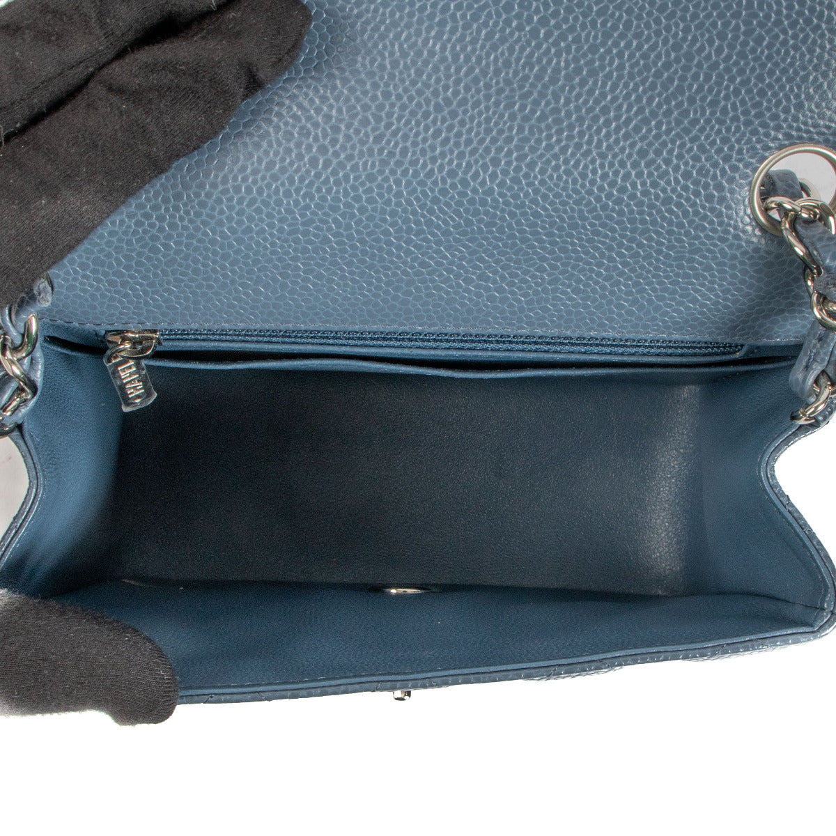 Sac à rabat carré mini classique Chanel en caviar bleu (quincaillerie argentée)