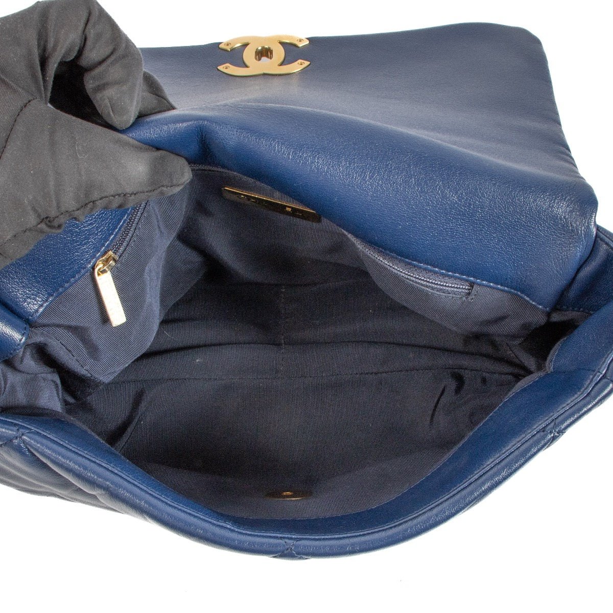 Shop safe online at Labellov in Antwerp, Brussels and Knokke this 100% authentic second hand Chanel Blue Shiny Goatskin Crossbody Medium 19 Crossbody