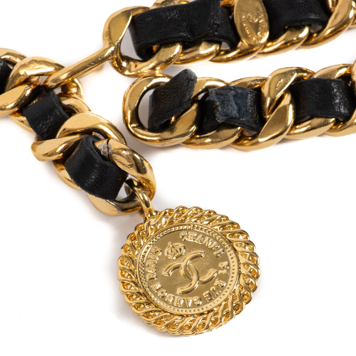 Ceinture Chanel vintage avec médaillon et chaîne dorée