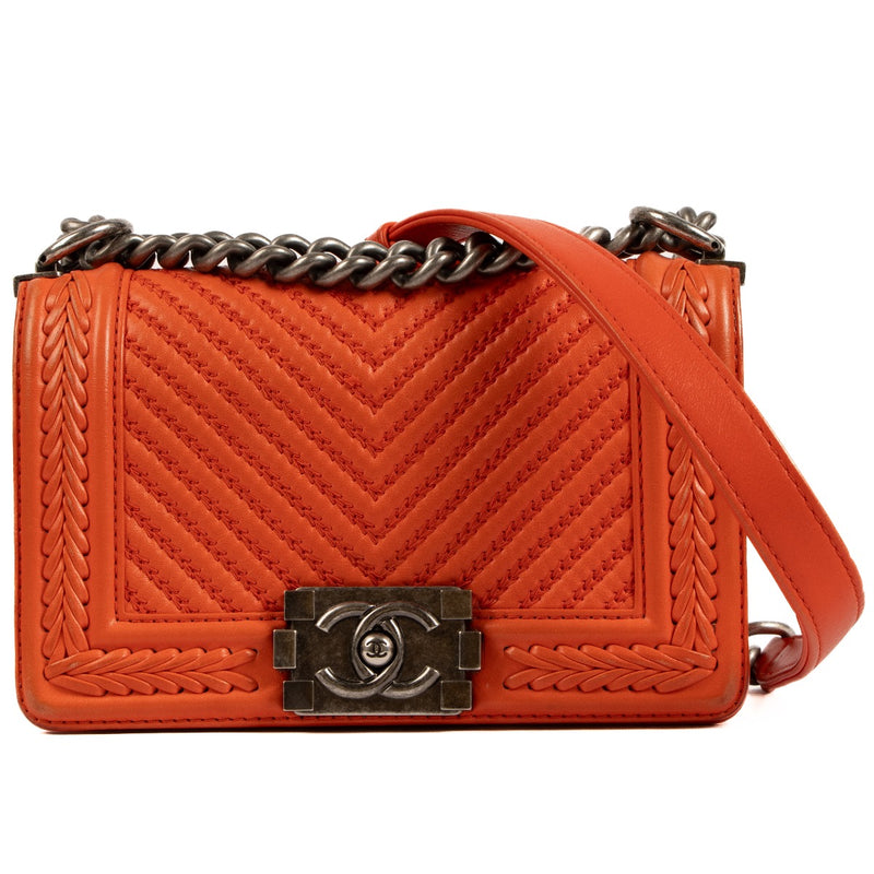 Shop safe online at Labellov in Antwerp, Brussels and Knokke this 100% authentic second hand Chanel Red Calfskin Braided Chevron Small Boy