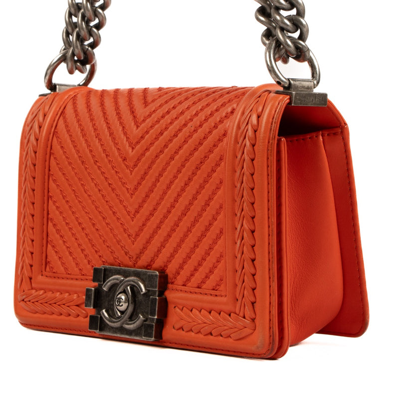 Shop safe online at Labellov in Antwerp, Brussels and Knokke this 100% authentic second hand Chanel Red Calfskin Braided Chevron Small Boy