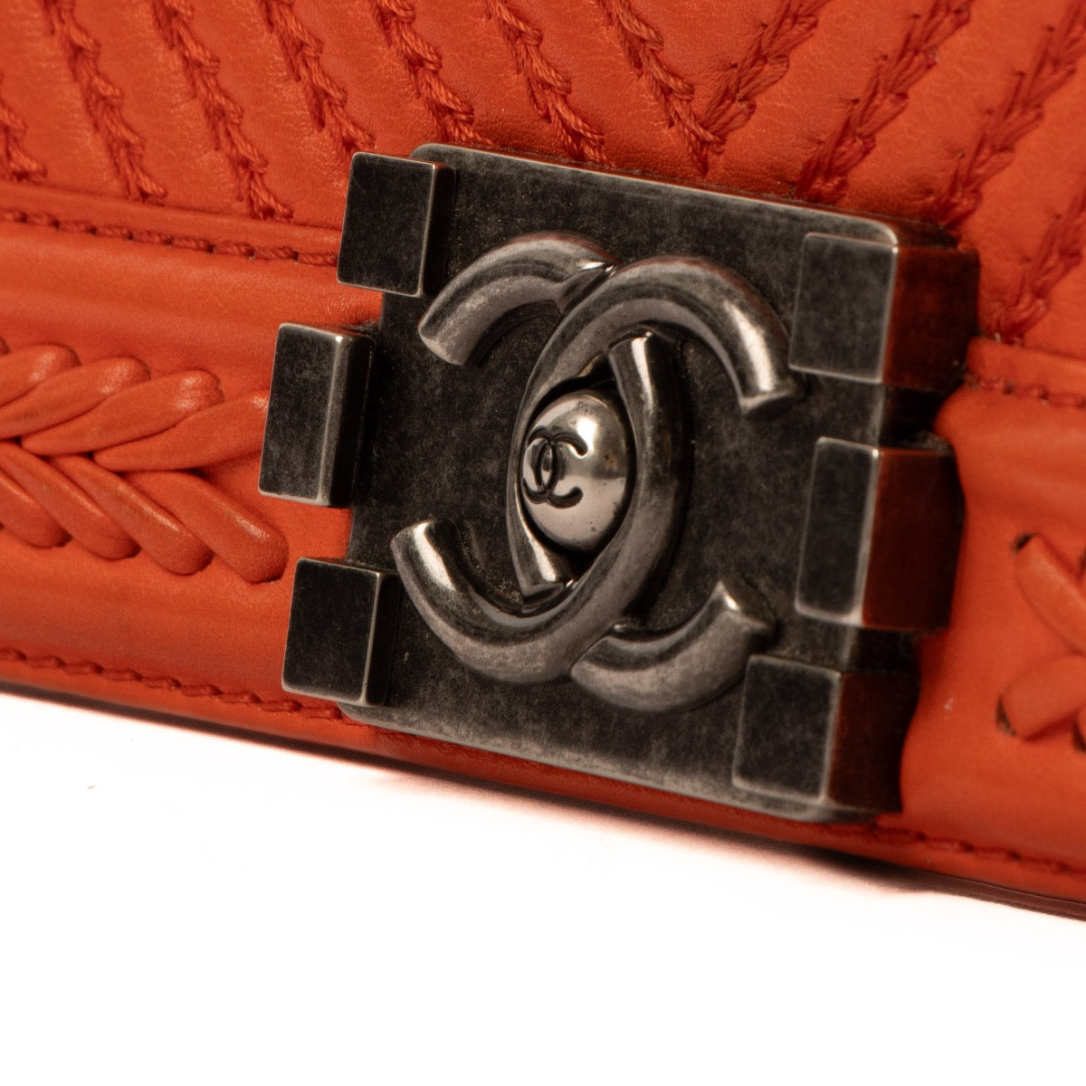 Shop safe online at Labellov in Antwerp, Brussels and Knokke this 100% authentic second hand Chanel Red Calfskin Braided Chevron Small Boy