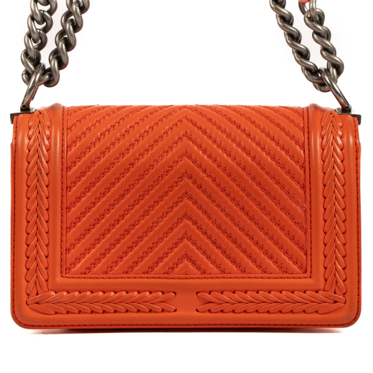 Shop safe online at Labellov in Antwerp, Brussels and Knokke this 100% authentic second hand Chanel Red Calfskin Braided Chevron Small Boy