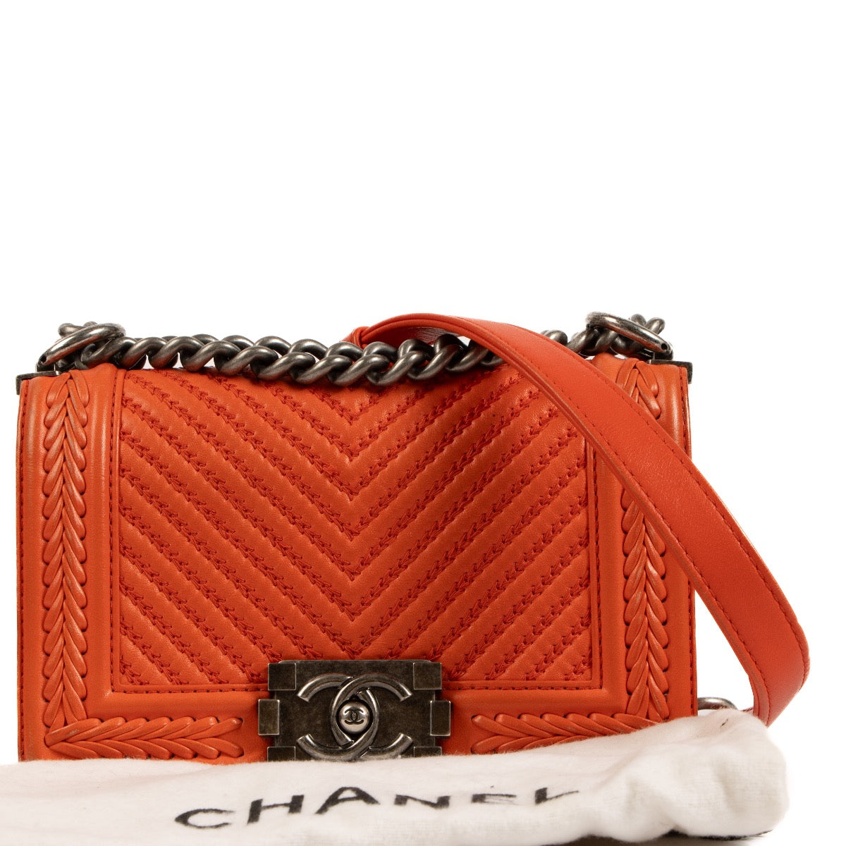 Shop safe online at Labellov in Antwerp, Brussels and Knokke this 100% authentic second hand Chanel Red Calfskin Braided Chevron Small Boy