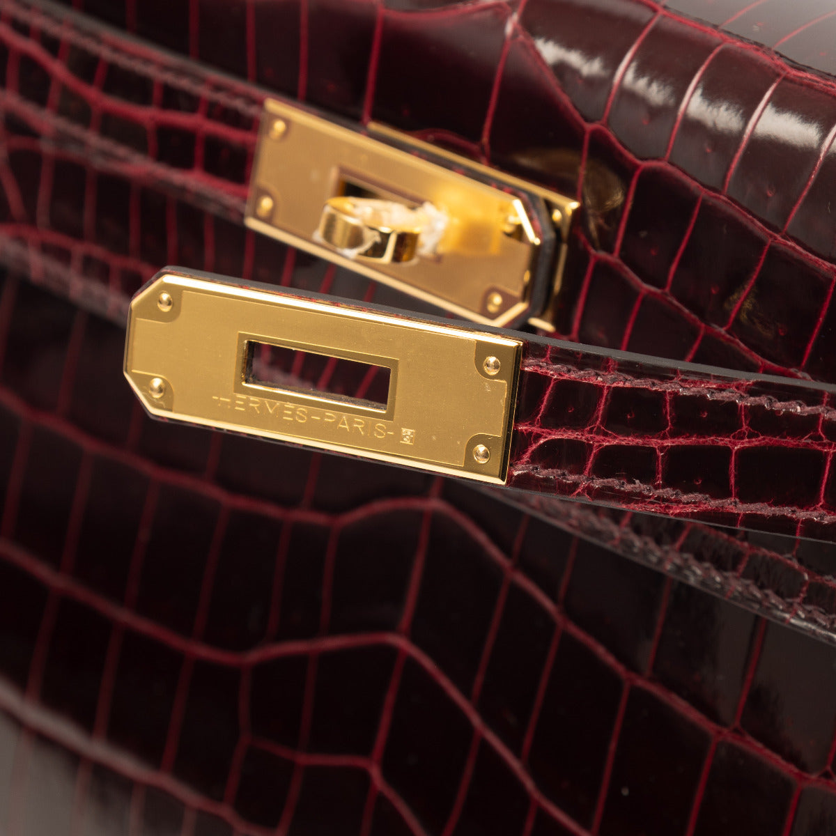 Buy authentic Hermès Kelly II 28 Sellier Bordeaux Crocodile Niloticus Lisse GHW for the best price at Labellov secondhand luxury webshop Labellov in Brussels, Belgium