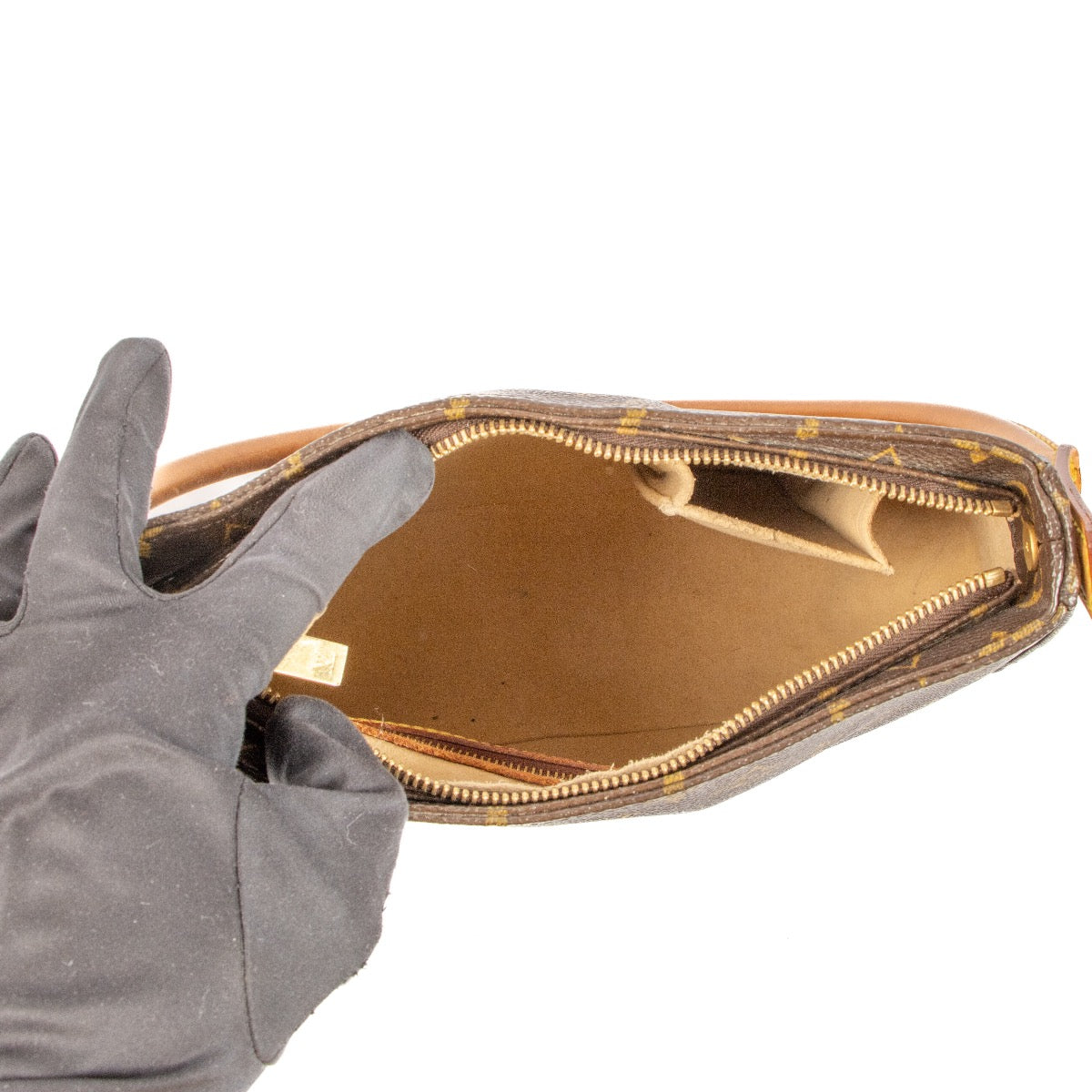 Shop safe online at labellov in Antwerp, Brussels and Knokke this 100% authentic second hand Louis Vuitton Monogram Canvas Looping PM