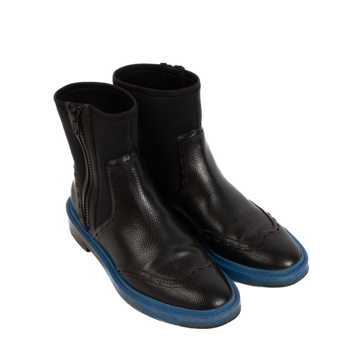 Balenciaga Black Leather and Neoprene Chelsea Ankle Boots - size 37,5 The leather upper showcases Balenciaga's renowned craftsmanship and adds a touch of luxury to the overall design. The neoprene panels not only provide a unique texture but also offer f