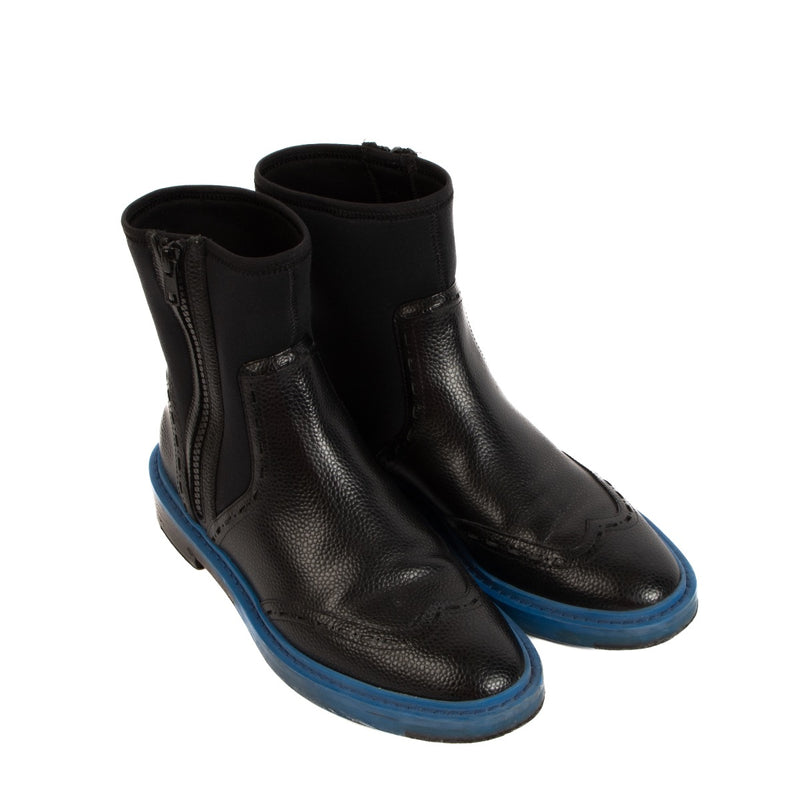 Balenciaga Black Leather and Neoprene Chelsea Ankle Boots - size 37,5 The leather upper showcases Balenciaga's renowned craftsmanship and adds a touch of luxury to the overall design. The neoprene panels not only provide a unique texture but also offer f