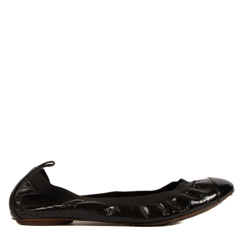 Shop safe online at Labellov in Antwerp, Brussels and Knokke these 100% authentic second hand Chanel Black Patent Leather Ballerina Flats - size 37,5