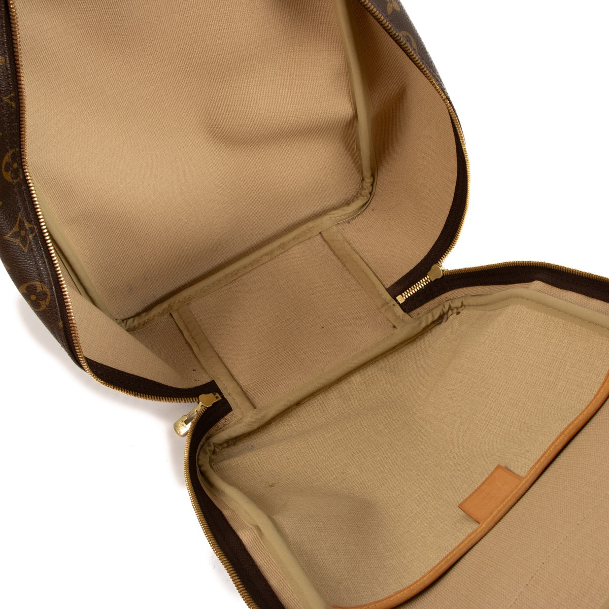 Shop safe online at Labellov in Antwerp, Brussels and Knokke this 100% authentic second hand Louis Vuitton Monogram Canvas Excursion Top Handle Bag