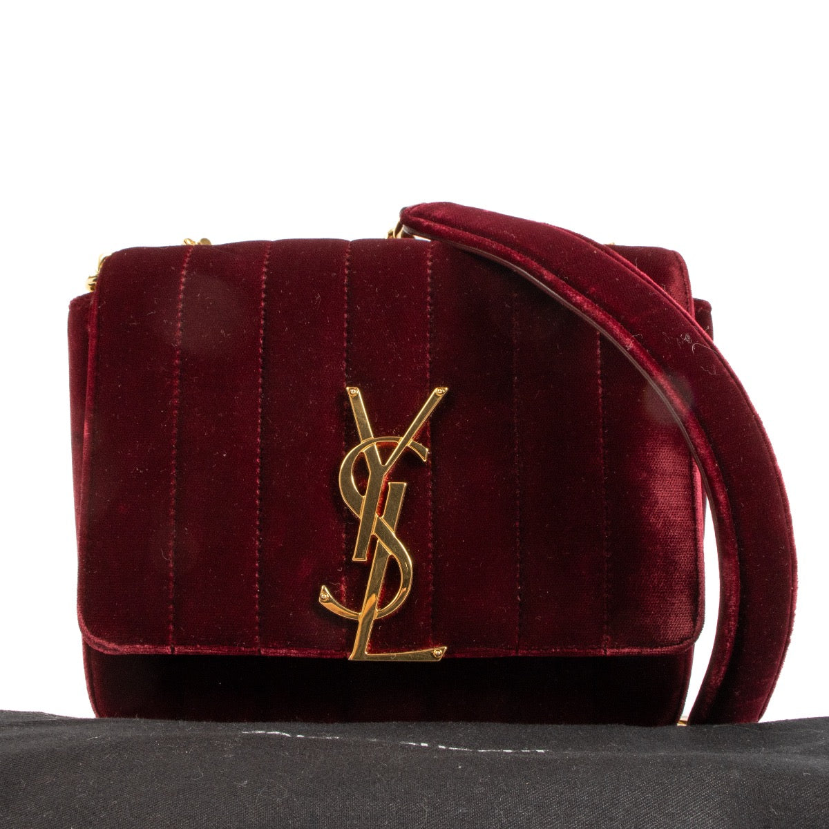 Shop safe online at Labellov in Antwerp, Brussels and Knokke this 100% authentic second hand Yves Saint Laurent Burgundy Shoulder bag