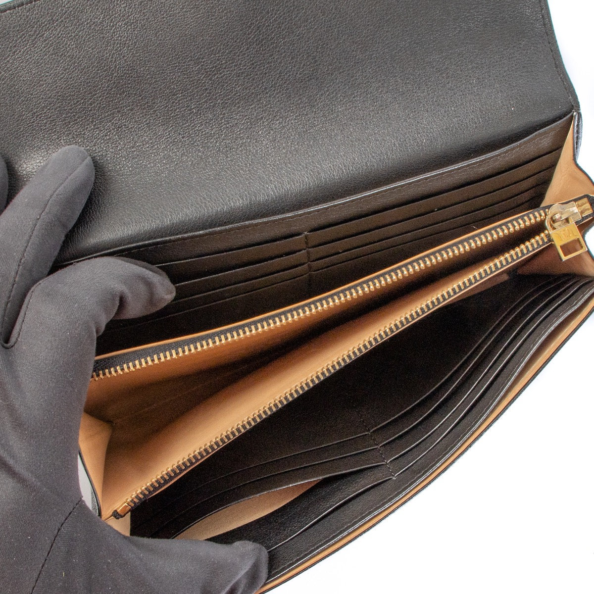 Buy authentic secondhand Delvaux wallet at the right price at LabelLOV vintage webshop. Safe and secure online shopping. Koop authentieke tweedehands Delvaux met juiste prijs bij LabelLOV.