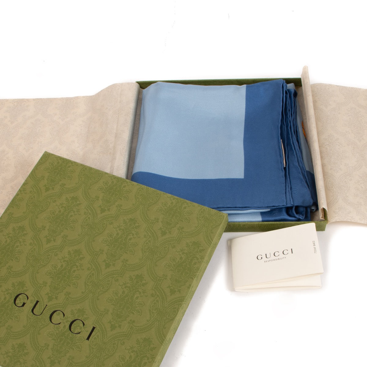 Shop safe online at Labellov in Antwerp, Brussels and Knokke this 100% authentic second hand Gucci Blue Floral Silk Scarf