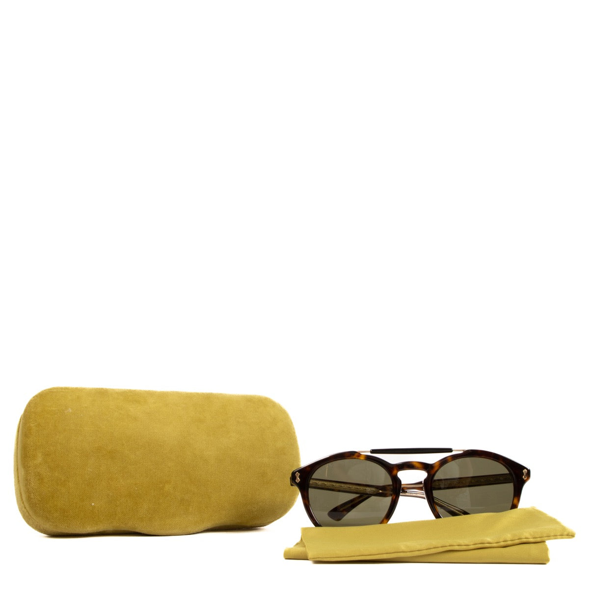 Shop safe online at Labellov in Antwerp, Brussels and Knokke these 100% authentic second hand Gucci Brown Acetate Sunglasses