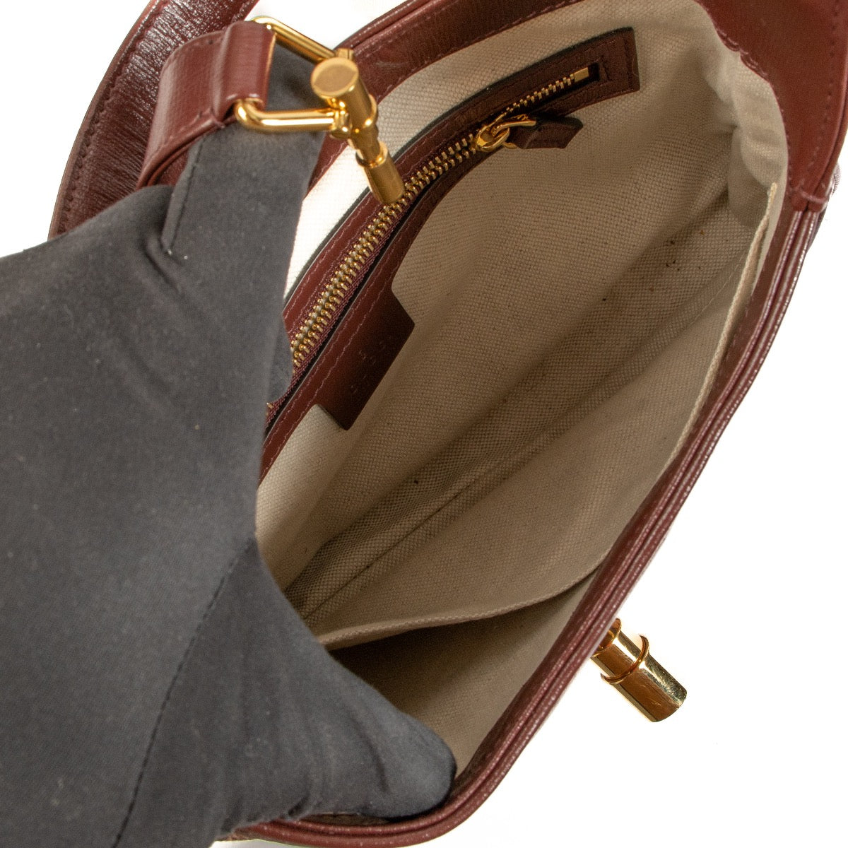 Shop safe online at Labellov in Antwerp, Brussels and Knokke this 100% authentic second hand Gucci Burgundy GG Supreme Canvas Small Jackie 1961