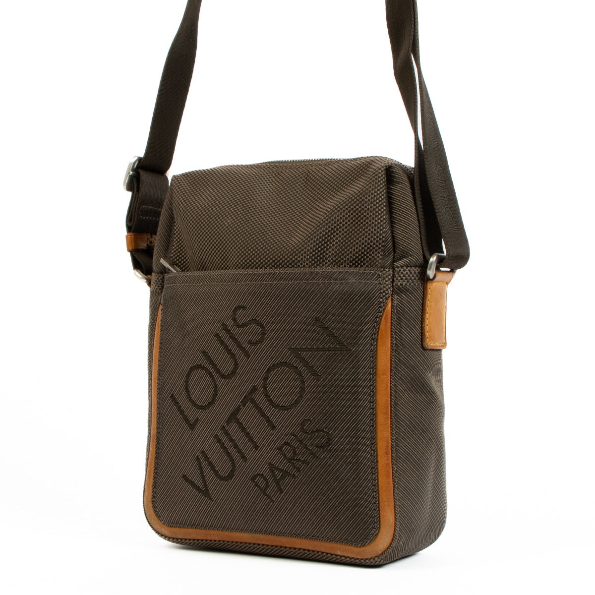 Shop safe online at Labellov in Antwerp, Brussels and Knokke this 100% authentic second hand Louis Vuitton Geant Canvas Citadin Crossbody