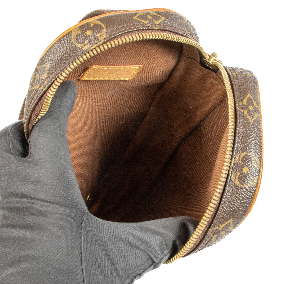 Shop safe online at Labellov in Antwerp, Brussels and Knokke this 100% authentic second hand Louis Vuitton Monogram Canvas Pochette Gange Crossbody Bag