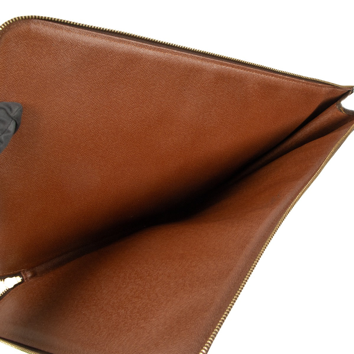 Shop safe online at Labellov in Antwerp, Brussels and Knokke this 100% authentic second hand Louis Vuitton Monogram Canvas Etui Voyager GM Laptop Case