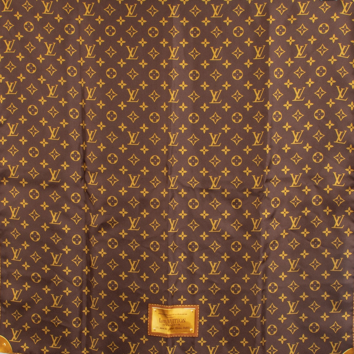 Shop safe online at Labellov in Antwerp, Brussels and Knokke this 100% authentic second hand Louis Vuitton Monogram Silk Square Scarf
