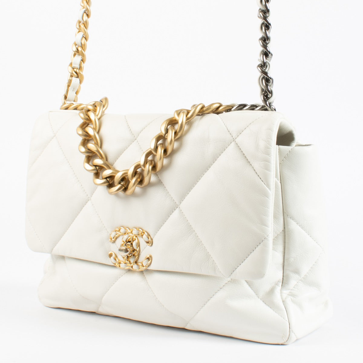 Chanel 19 Flap Bag in white lambskin with mixed-metal hardware. A modern Chanel icon in very good condition, perfect for day-to-night styling.