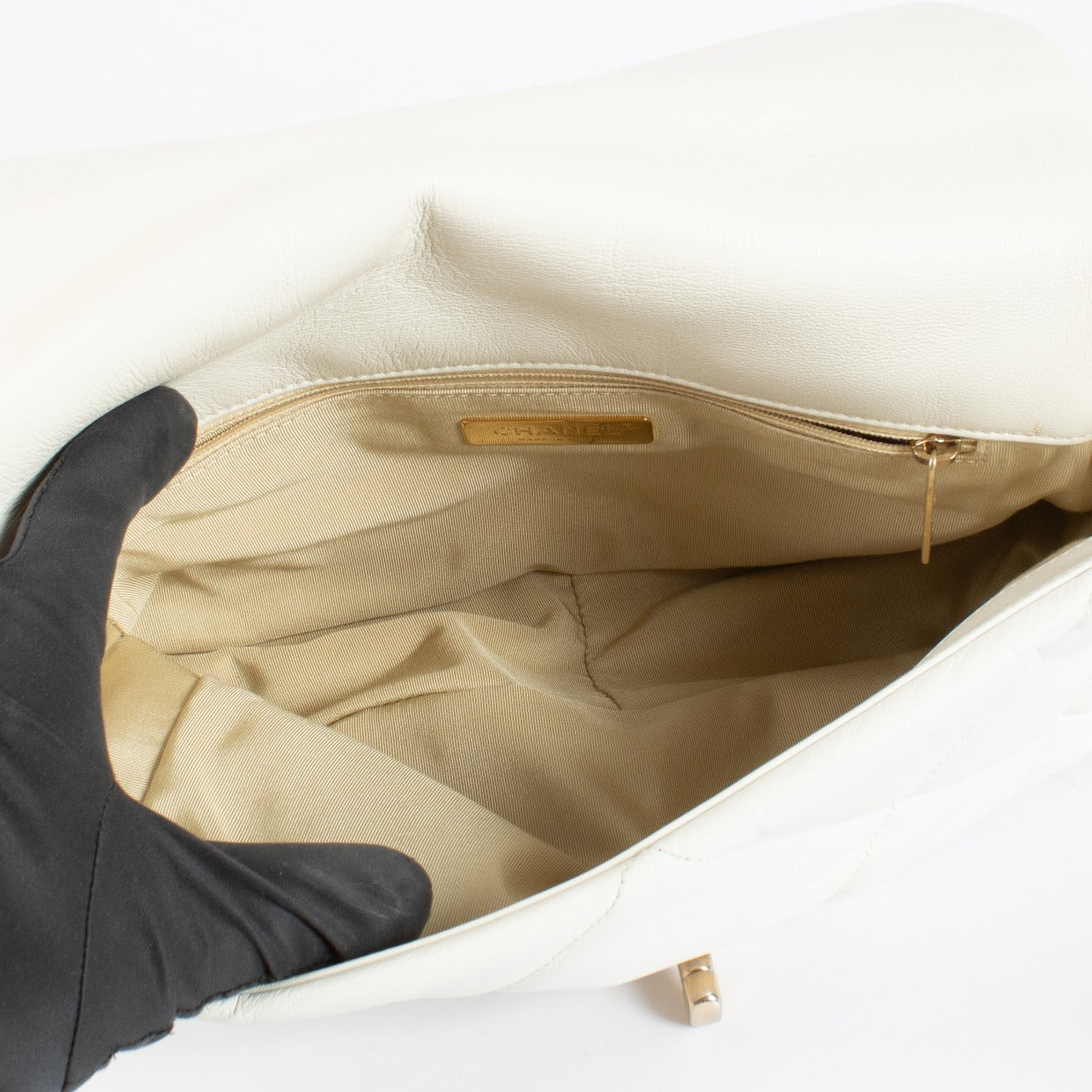 Chanel 19 Flap Bag in white lambskin with mixed-metal hardware. A modern Chanel icon in very good condition, perfect for day-to-night styling.