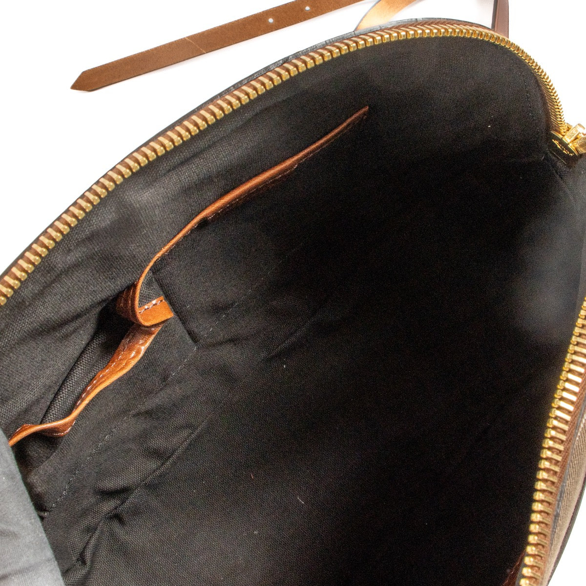 Shop safe online at Labellov in Antwerp, Brussels and Knokke this 100% authentic second hand Burberry Nova Check Orchard Shoulder Bag