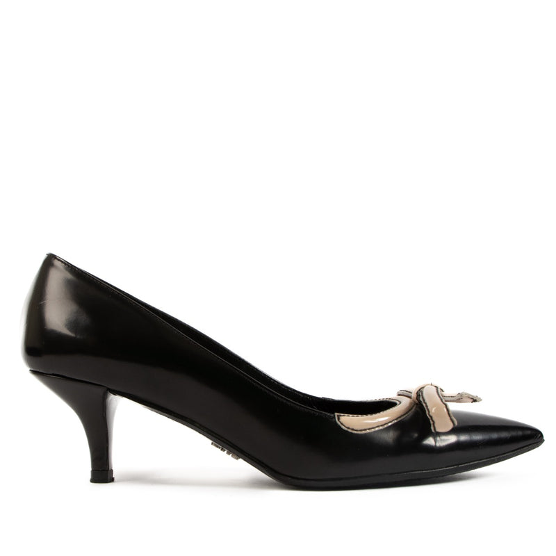 Shop safe online at Labellov in Antwerp, Brussels and Knokke these 100% authentic second hand Prada Black Bow Pointy Pumps - size 36