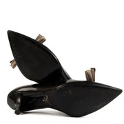 Shop safe online at Labellov in Antwerp, Brussels and Knokke these 100% authentic second hand Prada Black Bow Pointy Pumps - size 36