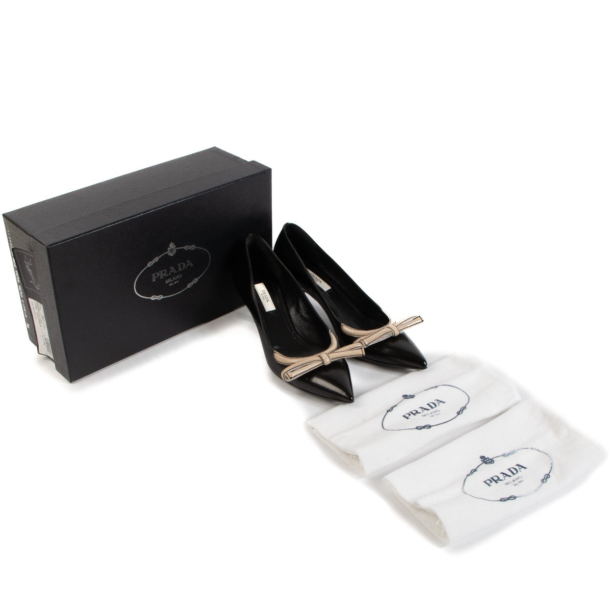 Shop safe online at Labellov in Antwerp, Brussels and Knokke these 100% authentic second hand Prada Black Bow Pointy Pumps - size 36