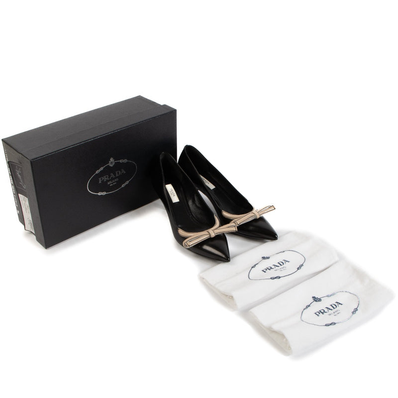 Shop safe online at Labellov in Antwerp, Brussels and Knokke these 100% authentic second hand Prada Black Bow Pointy Pumps - size 36