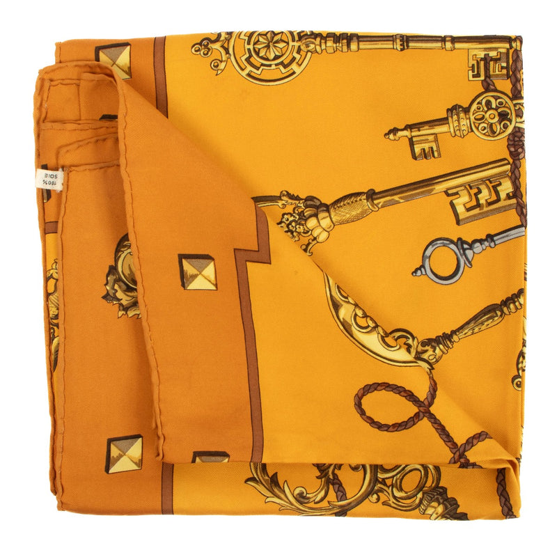 Shop safe online at Labellov in Antwerp, Brussels and knokke this 100% authentic second hand Hermès Ochre Yellow Les Clés Silk Carré 90 Scarf