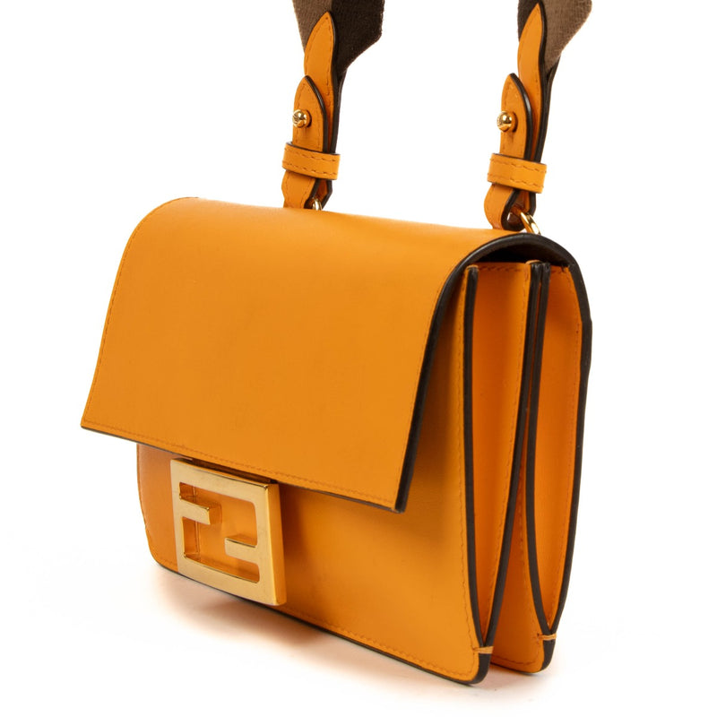 Fendi Clementine Flat Baguette Crossbody Bag for the best price at Labellov secondhand luxury in Antwerp. We buy and sell your preloved and new designer bags for the best price.