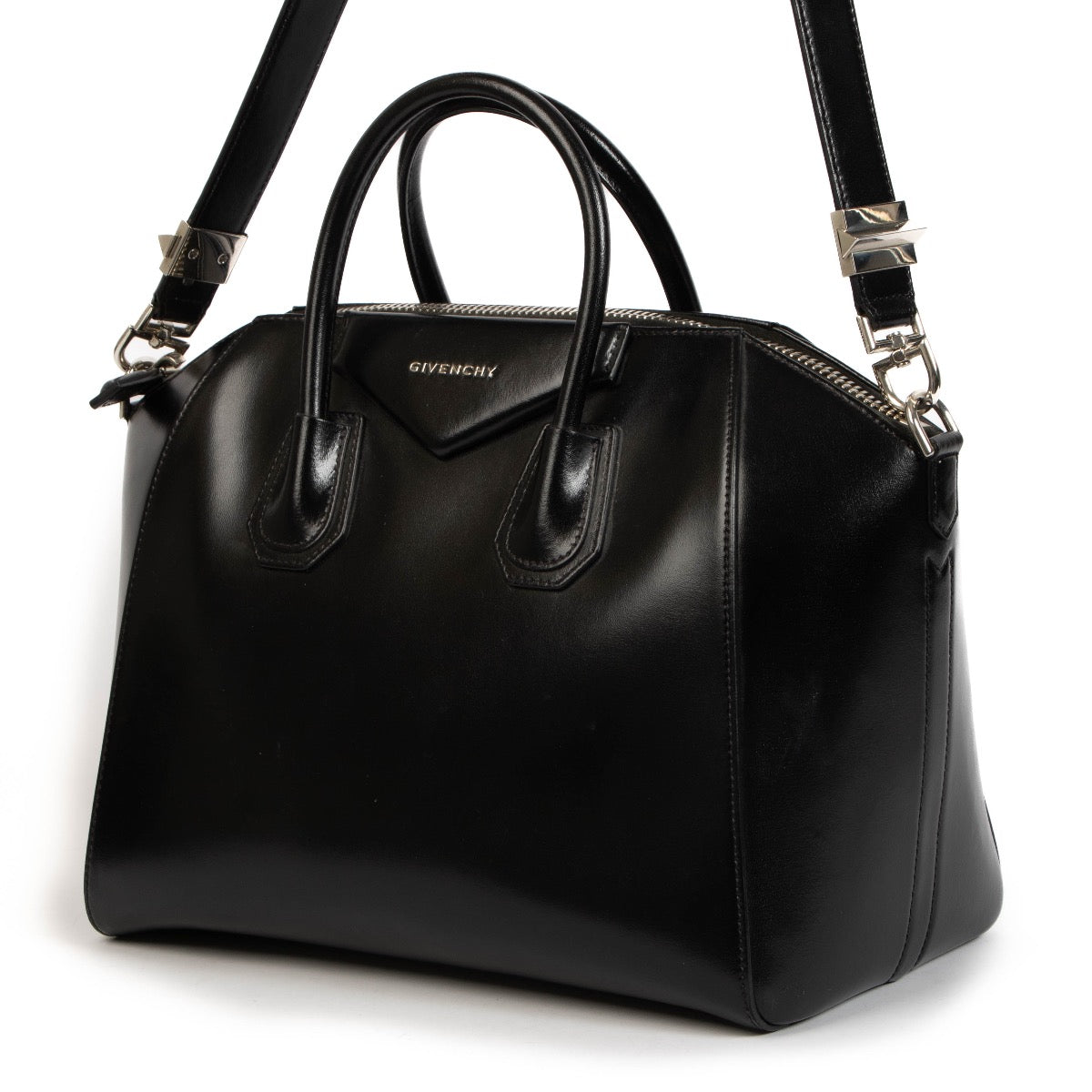 shop safe online at Labellov in Antwerp, Brussels and Knokke this 100% authentic second hand Givenchy Black Box Calfskin Medium Antigona Shoulder Bag