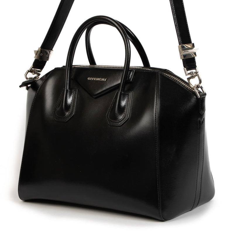 shop safe online at Labellov in Antwerp, Brussels and Knokke this 100% authentic second hand Givenchy Black Box Calfskin Medium Antigona Shoulder Bag