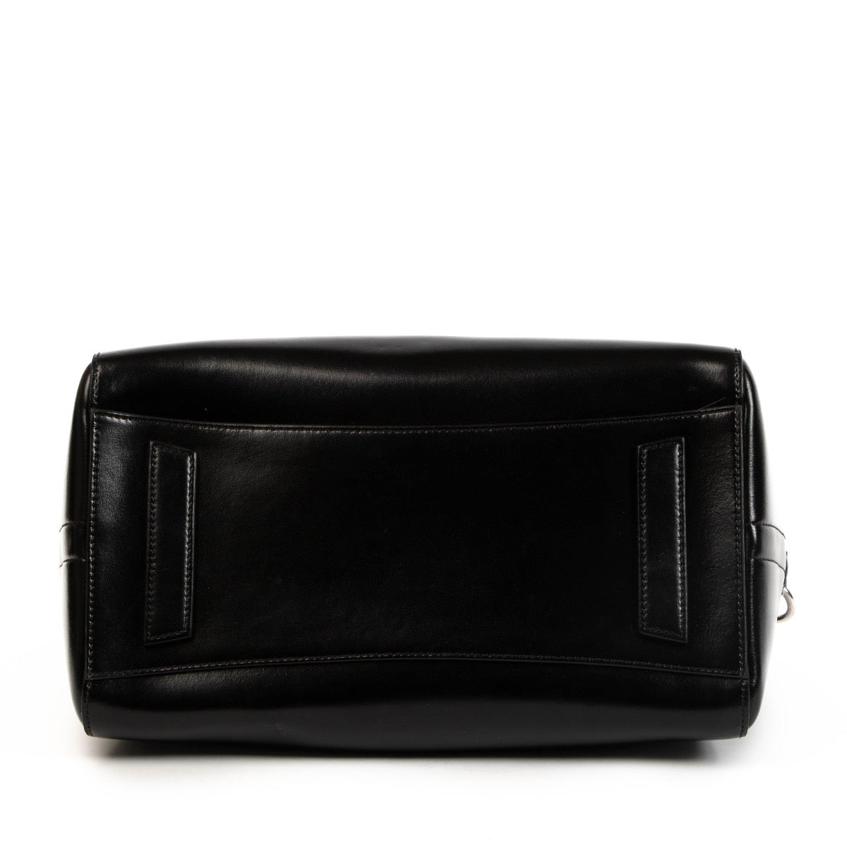 shop safe online at Labellov in Antwerp, Brussels and Knokke this 100% authentic second hand Givenchy Black Box Calfskin Medium Antigona Shoulder Bag