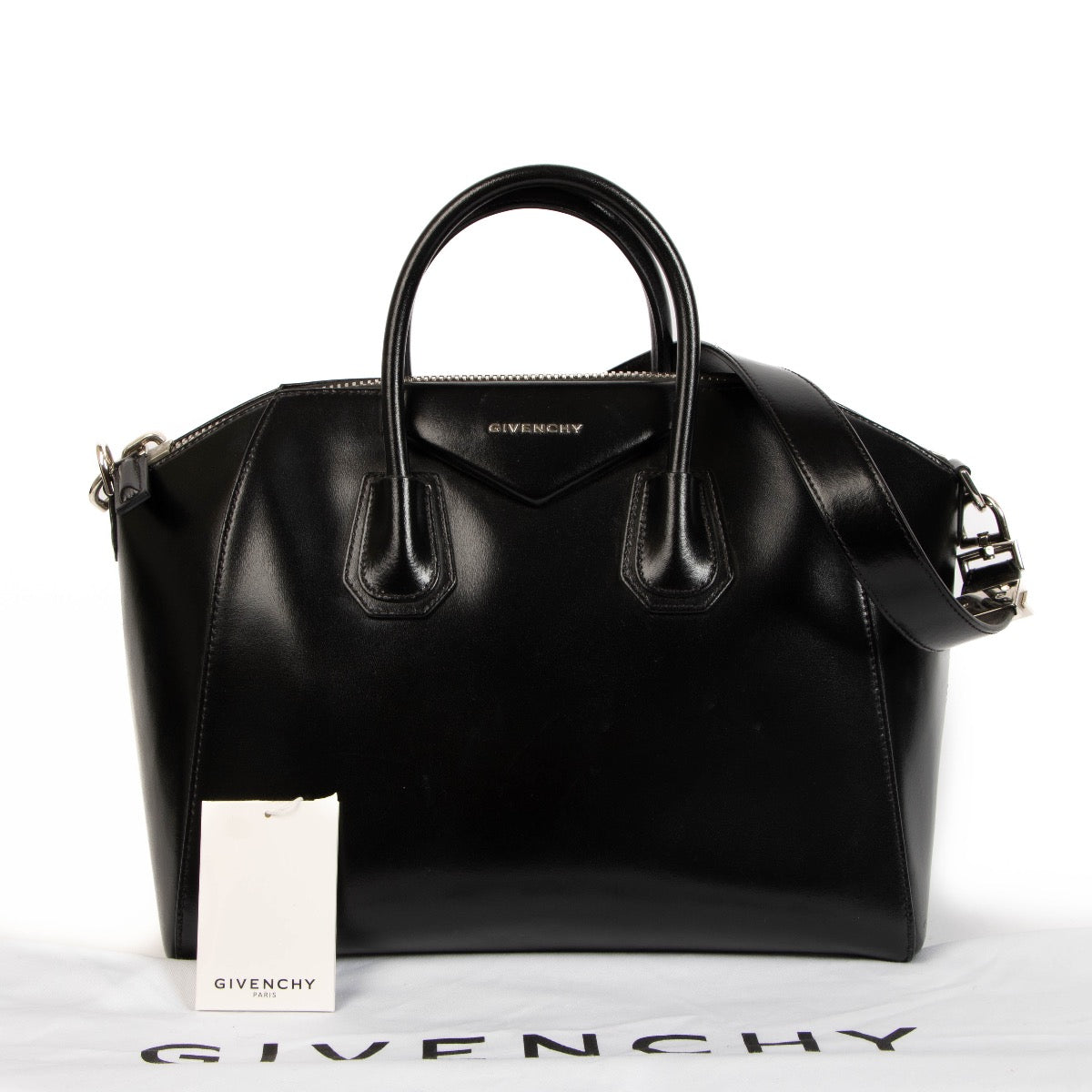 shop safe online at Labellov in Antwerp, Brussels and Knokke this 100% authentic second hand Givenchy Black Box Calfskin Medium Antigona Shoulder Bag