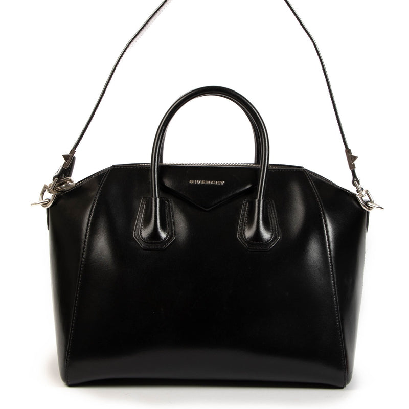 shop safe online at Labellov in Antwerp, Brussels and Knokke this 100% authentic second hand Givenchy Black Box Calfskin Medium Antigona Shoulder Bag