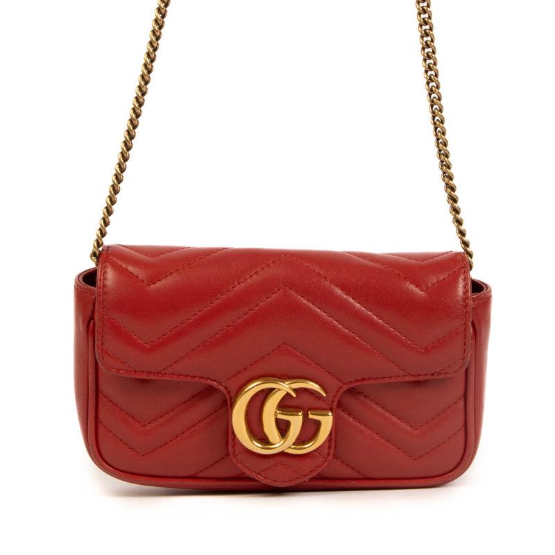 Shop safe online at Labellov in Antwerp, Brussels and Knokke this 100% authentic second hand Gucci Red Matelassé Leather Micro GG Marmont Crossbody