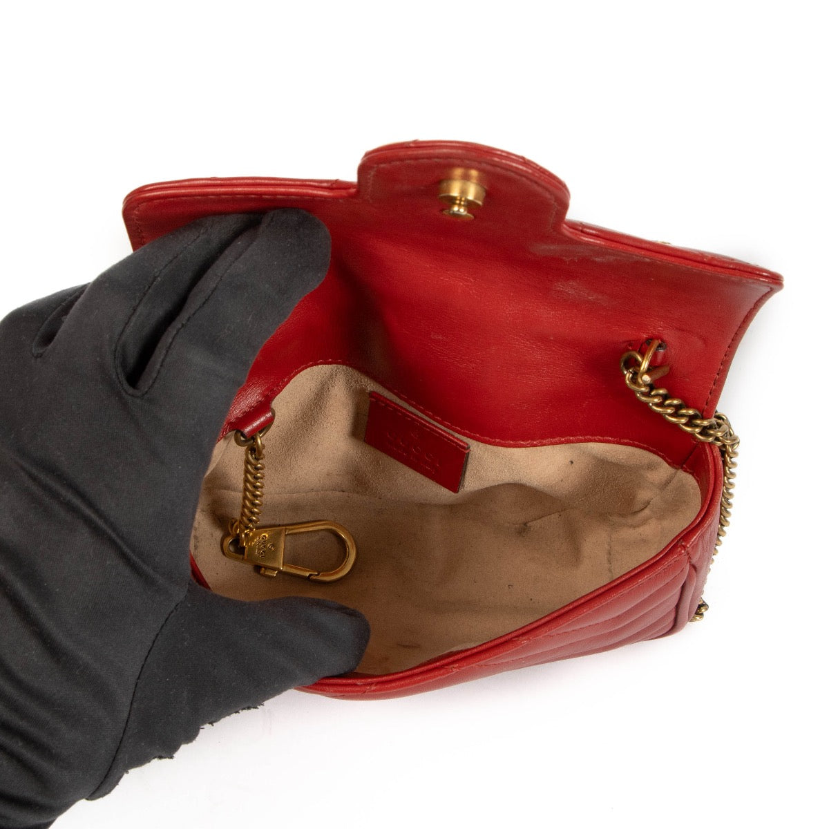 Shop safe online at Labellov in Antwerp, Brussels and Knokke this 100% authentic second hand Gucci Red Matelassé Leather Micro GG Marmont Crossbody