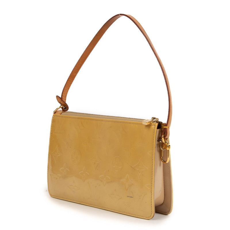 Buy real Louis Vuitton vintage preloved beige Lexington pochette in patent leather at Labellov Antwerp, Knokke or Brussels