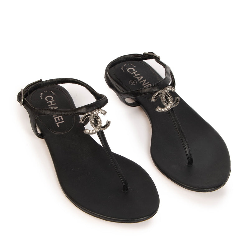 Shop safe online at Labellov in Antwerp, Brussels and Knokke these 100% authentic second hand Chanel Black Crystal CC Sandals