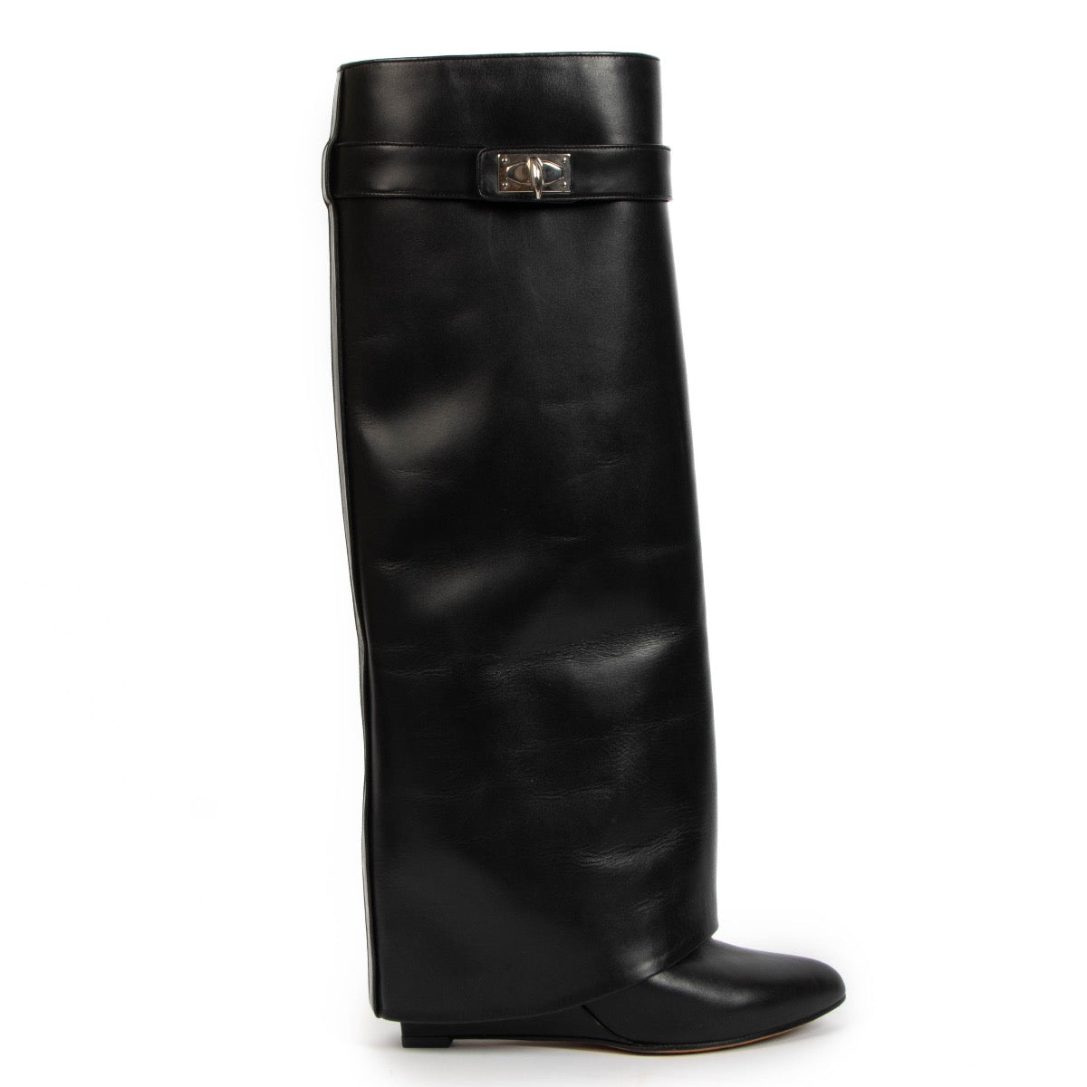 Shop safe online at Labellov in Antwerp, Brussels and Knokke this 100% authentic second hand Givenchy Black Shark Lock Boots